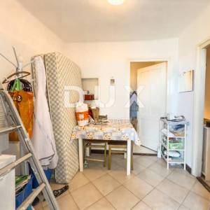 NOVI VINODOLSKI - Kvalitetna kuća s 4 apartmana blizu centra