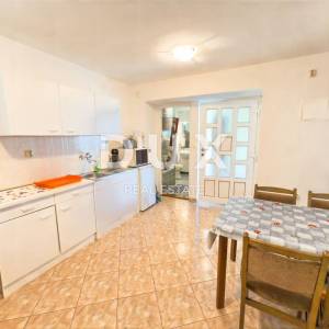 NOVI VINODOLSKI - Kvalitetna kuća s 4 apartmana blizu centra