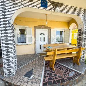 NOVI VINODOLSKI - Kvalitetna kuća s 4 apartmana blizu centra
