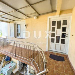 NOVI VINODOLSKI - Kvalitetna kuća s 4 apartmana blizu centra