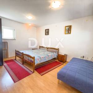 NOVI VINODOLSKI - Kvalitetna kuća s 4 apartmana blizu centra