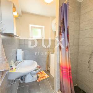 NOVI VINODOLSKI - Kvalitetna kuća s 4 apartmana blizu centra
