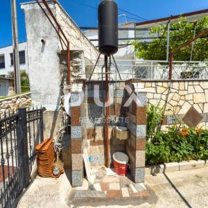 NOVI VINODOLSKI - Kvalitetna kuća s 4 apartmana blizu centra