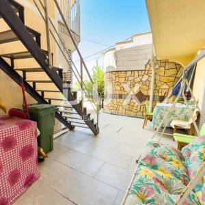 NOVI VINODOLSKI - Kvalitetna kuća s 4 apartmana blizu centra