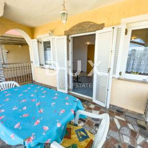 NOVI VINODOLSKI - Kvalitetna kuća s 4 apartmana blizu centra