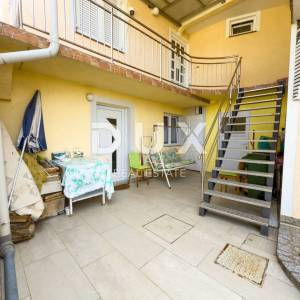 NOVI VINODOLSKI - Kvalitetna kuća s 4 apartmana blizu centra