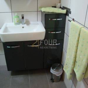 Novi Vinodolski, kvalitetna kuća s 4 apartmana i pogledom na more
