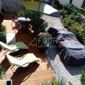 Novi Vinodolski, kvalitetna kuća s 4 apartmana i pogledom na more