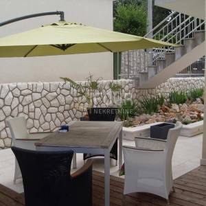 Novi Vinodolski, kvalitetna kuća s 4 apartmana i pogledom na more