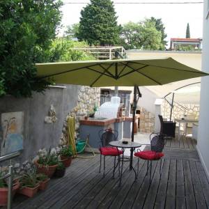 Novi Vinodolski, kvalitetna kuća s 4 apartmana i pogledom na more