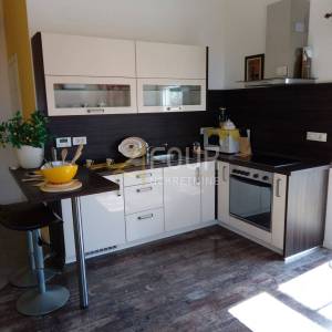 Novi Vinodolski, kvalitetna kuća s 4 apartmana i pogledom na more