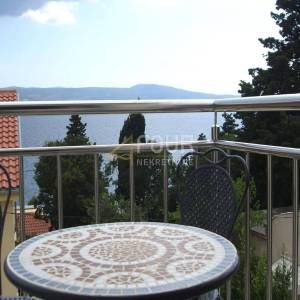 Novi Vinodolski, kvalitetna kuća s 4 apartmana i pogledom na more