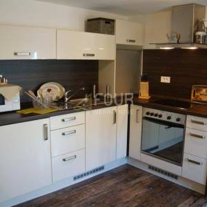 Novi Vinodolski, kvalitetna kuća s 4 apartmana i pogledom na more