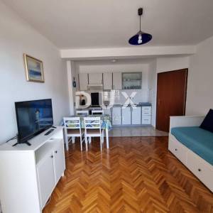 NOVI VINODOLSKI - Lijepi, moderan stan 170 m od mora