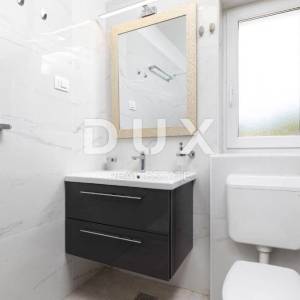 NOVI VINODOLSKI (okolica) - villa 50m od mora s bazenom i garažom