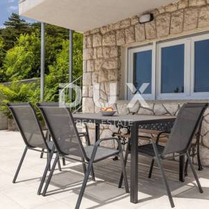 NOVI VINODOLSKI (okolica) - villa 50m od mora s bazenom i garažom