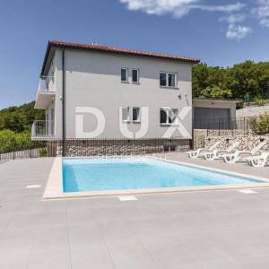NOVI VINODOLSKI (okolica) - villa 50m od mora s bazenom i garažom