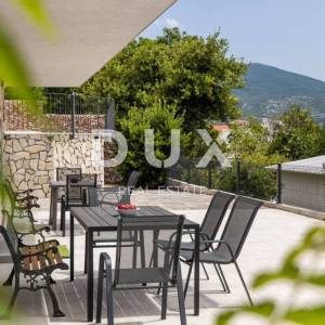 NOVI VINODOLSKI (okolica) - villa 50m od mora s bazenom i garažom