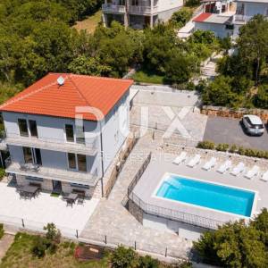 NOVI VINODOLSKI (okolica) - villa 50m od mora s bazenom i garažom