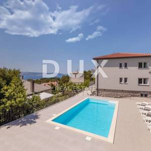 NOVI VINODOLSKI (okolica) - villa 50m od mora s bazenom i garažom