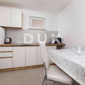 NOVI VINODOLSKI (okolica) - villa 50m od mora s bazenom i garažom