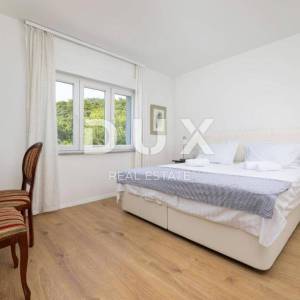 NOVI VINODOLSKI (okolica) - villa 50m od mora s bazenom i garažom