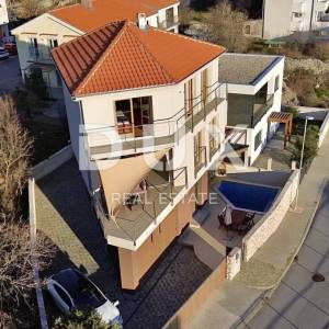 NOVI VINODOLSKI - Posebna vila na 100 metara od mora!