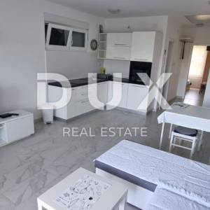 NOVI VINODOLSKI, POVILE - Trosobni klasični stan + tavan, balkon južni, parking, 300m od mora