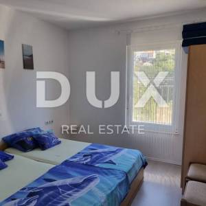 NOVI VINODOLSKI, POVILE - Trosobni klasični stan + tavan, balkon južni, parking, 300m od mora