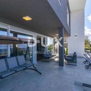 NOVI VINODOLSKI - predivna vila s bazenom i panoramskim pogledom na more, 288m2