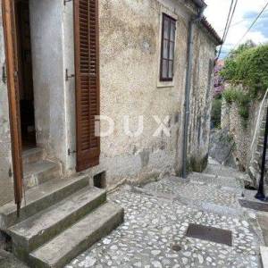 NOVI VINODOLSKI - primorska kuća  50 m odmora
