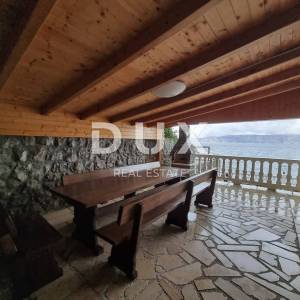 NOVI VINODOLSKI, SMOKVICA - Kuća s vlastitim pristupnim putem do plaže