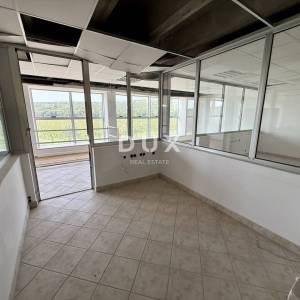 NOVI VINODOLSKI - Unikatna nekretnina za dugoročni najam, poslovna zgrada 3.776 m2, okućnica 9362 m2!