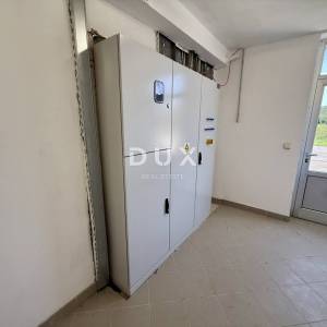 NOVI VINODOLSKI - Unikatna nekretnina za dugoročni najam, poslovna zgrada 3.776 m2, okućnica 9362 m2!