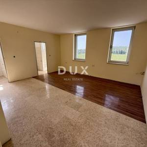 NOVI VINODOLSKI - Unikatna nekretnina za dugoročni najam, poslovna zgrada 3.776 m2, okućnica 9362 m2!