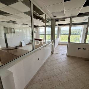 NOVI VINODOLSKI - Unikatna nekretnina za dugoročni najam, poslovna zgrada 3.776 m2, okućnica 9362 m2!