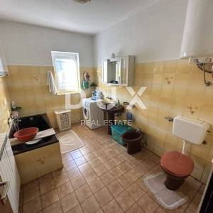 NOVI VINODOLSKI, ZALEĐE, kuća s velikim potencijalom, PRILIKA