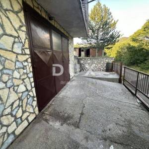 NOVI VINODOLSKI, ZALEĐE, kuća s velikim potencijalom, PRILIKA