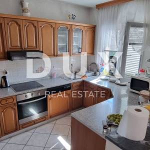NOVI VINODOLSKI - Zgrada s restoranom, 4 apartmana, 4 sobe, garažom i okućnicom