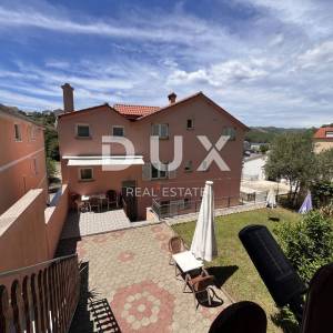 NOVI VINODOLSKI - Zgrada s restoranom, 4 apartmana, 4 sobe, garažom i okućnicom