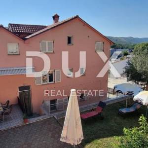 NOVI VINODOLSKI - Zgrada s restoranom, 4 apartmana, 4 sobe, garažom i okućnicom