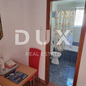 NOVI VINODOLSKI - Zgrada s restoranom, 4 apartmana, 4 sobe, garažom i okućnicom