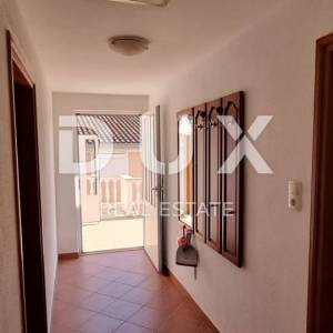 NOVI VINODOLSKI - Zgrada s restoranom, 4 apartmana, 4 sobe, garažom i okućnicom