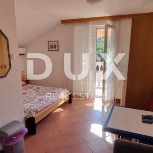 NOVI VINODOLSKI - Zgrada s restoranom, 4 apartmana, 4 sobe, garažom i okućnicom