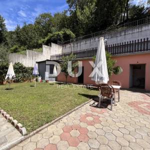 NOVI VINODOLSKI - Zgrada s restoranom, 4 apartmana, 4 sobe, garažom i okućnicom