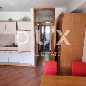 NOVI VINODOLSKI - Zgrada s restoranom, 4 apartmana, 4 sobe, garažom i okućnicom