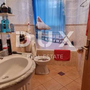 NOVI VINODOLSKI - Zgrada s restoranom, 4 apartmana, 4 sobe, garažom i okućnicom