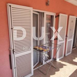 NOVI VINODOLSKI - Zgrada s restoranom, 4 apartmana, 4 sobe, garažom i okućnicom