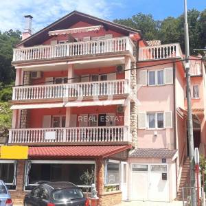 NOVI VINODOLSKI - Zgrada s restoranom, 4 apartmana, 4 sobe, garažom i okućnicom