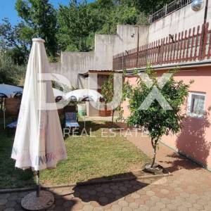 NOVI VINODOLSKI - Zgrada s restoranom, 4 apartmana, 4 sobe, garažom i okućnicom